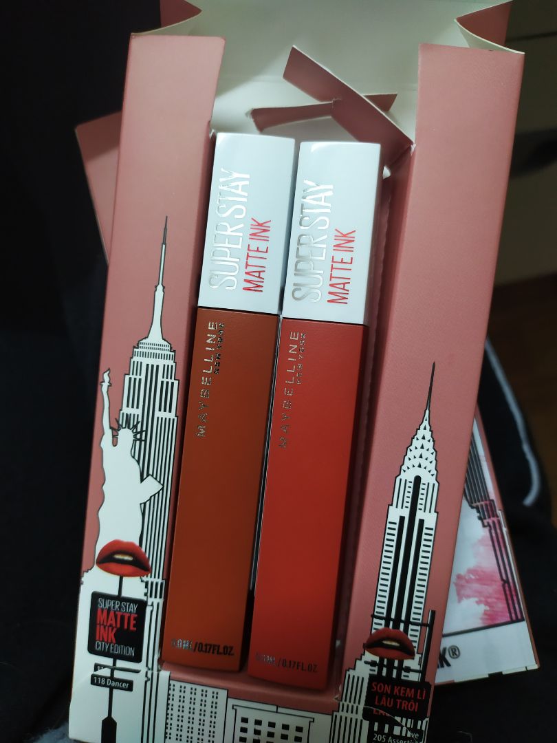 lúc mở thì thấy chỗ giấy của hộp ngay trên đầu son kia bị rách. k biết có phải bị mở trc hay k.nắp hộp cũng k đc dán băng dính chắc chắn. Quét son ra tay thấy màu 205 k đỏ như hình mà rất giống màu còn lại 
Giao hàng muộn. mình đặt từ 3/12. báo là 9/12 giáo nhưng m10 mới có. còn hàng tặng thì báo là 7/12, tức t7 tuần vừa rồi nhưng giờ vẫn chưa nhận đc. Tiki xem giúp mình phần quà tặng nhé