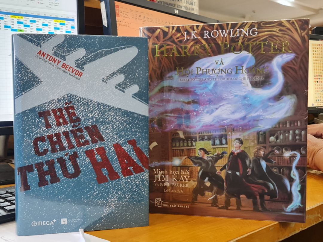 Wow sau bao ngày đợi mong rồi cũng nhận được em nó!!!Phải chờ dịp mới rước. TIKI ship nhanh 2h nên bọc gói bình thường, quan trọng là nhanh.
Đây là cuốn sách nguy hiểm nhất khi nằm đọc. Với trọng lượng 3,5kg, bạn cânt 1 đôi tay cực khỏe và tinh thần minh mẫn. Chỉ 1 chút sơ sẩy rơi vào mặt là ò e í e ngay!!Hãy nhớ lấy lời tôi!!!