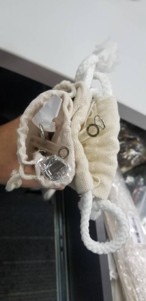 Sản phẩm trước đây (túi với dây màu trắng, bản to) và sản phẩm hiện nay. Ống thủy tinh và đồ lau chùi giống nhau, mỗi túi đựng không như lúc trước.