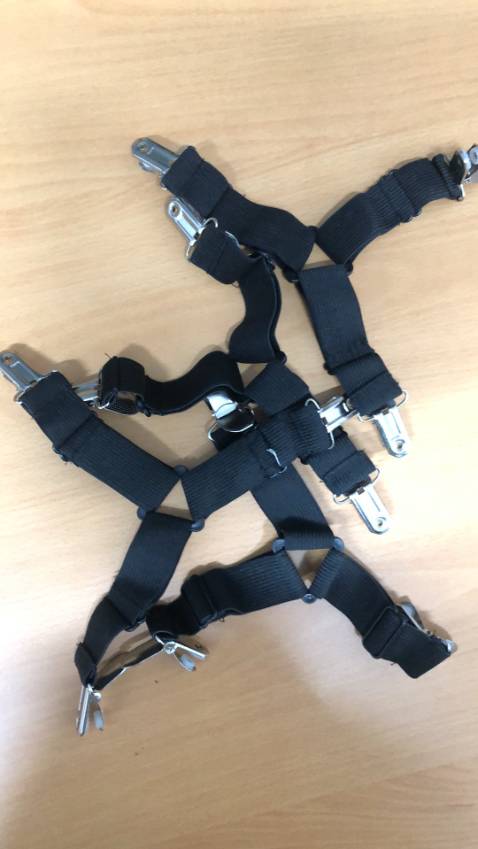 Sản phẩm dùng rất ok. Nệm dc giữ chặt và thẳng. Mọi người yên tâm dùng nhé. Thấy có nhiều màu, nên cũng ưng, mà thực ra dưới đệm nên cũng ko quá quan trọng, mấy cái nhỏ nhỏ này nhưng mà tiện phết,

lắm lúc khi ngủ trước chưa có cái nẹp ga giường, ga nó cứ cuốn vào chân, ngủ cứ bị vướng víu, tích điện ở chân khó ngủ lắm, và làm bí bách!! Có cái nẹp ga giường thấy đệm, ga chăn phẳng phiu nên thoải mái khi nằm luôn!!