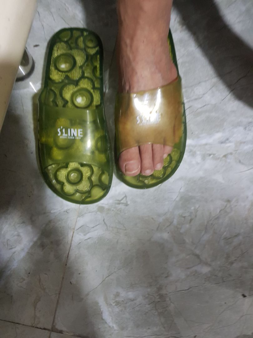 Mình mua 2 đôi đi trong nhà tắm mà chỉ bạc màu thôi. Màu đẹp và dễ vệ sinh. Định mua 2 đôi để thay trong nhà tắm mà ông xử lí luôn 1 đôi để đi trong nhà.