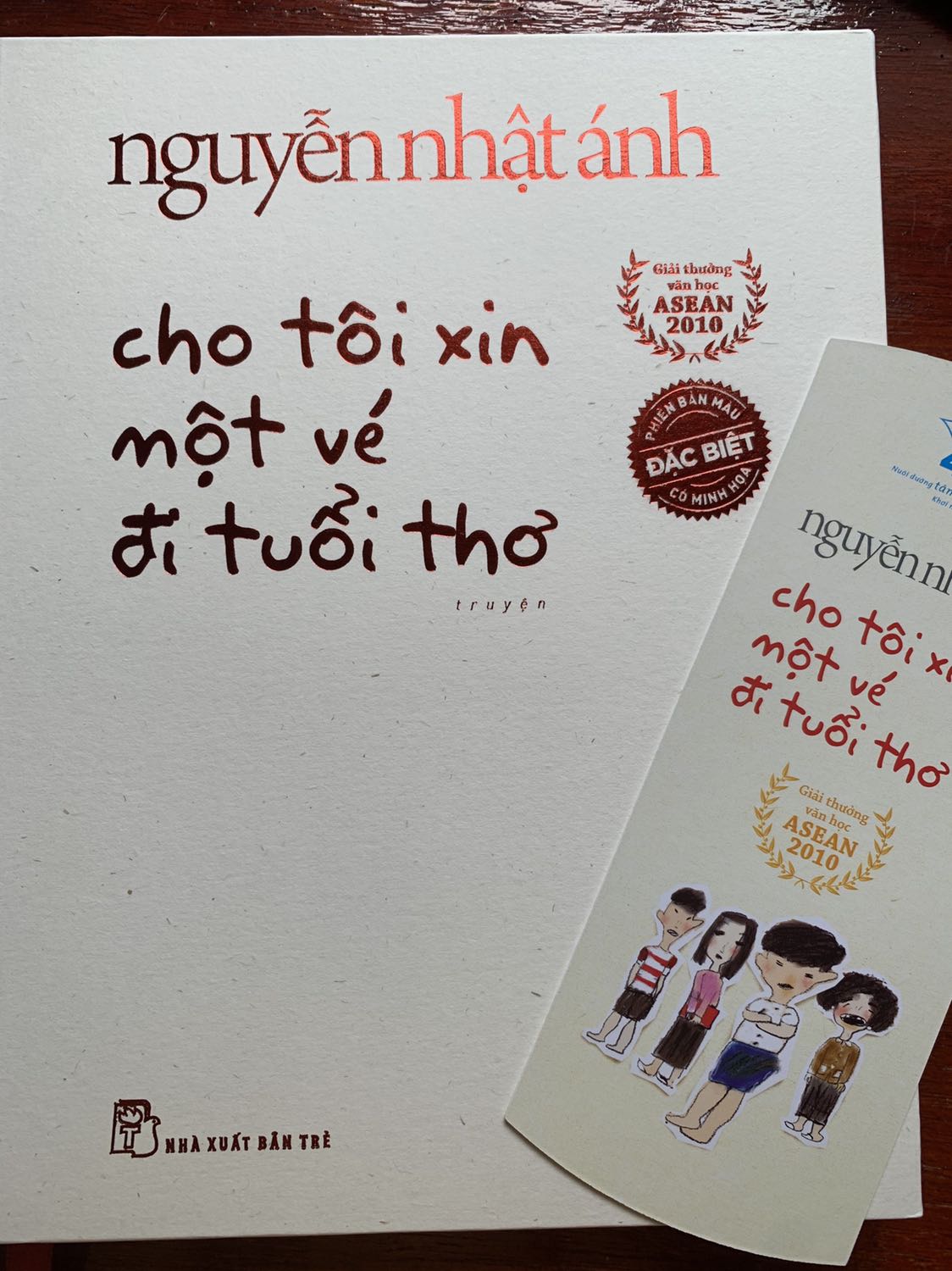 Giao hàng nhanh, mua được với giá ổn, sách đẹp, sách của bác Ánh thì nội dung khỏi bàn, cơ mà Tiki bọc thực sự ẩu, khồn có bọc chống sốc và sách mình bị xước nhẹ, nhưng may là khồn ảnh hưởng nhiều. Mong Tiki chú trọng việc bọc sách hơn