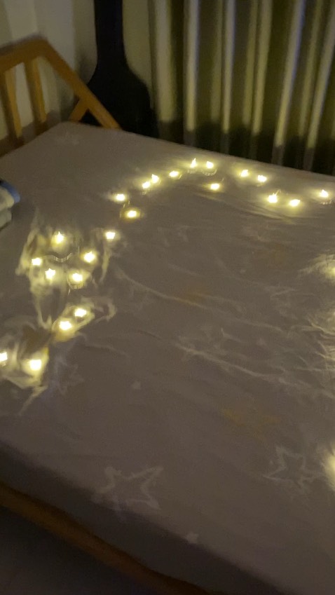 Sáng, dùng pin tiện sử dụng.