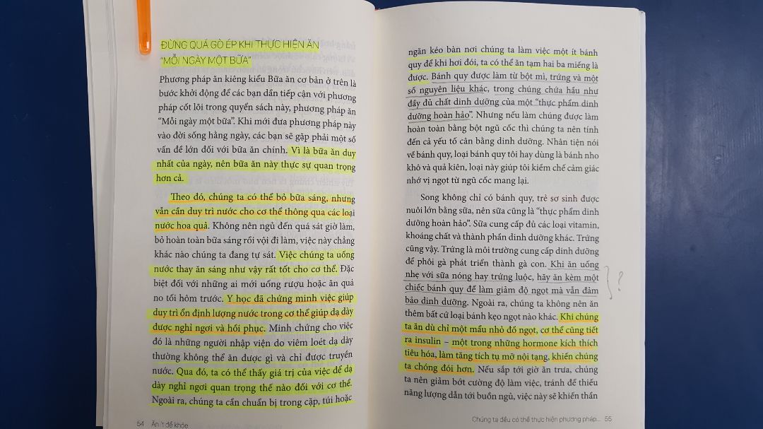 Một quyển sách rất bổ ích, áp dụng theo hướng dẫn của sách, tôi đã giảm được 4kg trong 10 ngày, từ 74kg xuống còn 70kg, có nằm mơ tôi cũng không nghĩ mình đã giảm được nhiêu đó, và chắc chắn còn sẽ giảm nữa vì tôi mới áp dụng chỉ 10 ngày.
Trước đây tôi dùng đủ cách giảm cân nhưng không trụ được bao lâu, tập thể hình thì sau đó ăn nhiều hơn, lại mập hơn, bỏ bữa thì được vài ngày rồi chịu không nổi, lại ăn nhiều hơn. Chơi bóng bàn, bơi lội thường xuyên thì chỉ giữ cân chứ ko giảm được.
Nhưng từ khi đọc được quyển sách này mọi thứ đã thay đổi, ngoài số cân đã giảm được, huyết áp đã về lại ngưỡng an toàn là 119/75 mmHg, trước đó thì lúc nào cũng ở ngưỡng trên cùng của bình thường, sắp vào tình trạng cao huyết áp là 132/90 mmHg