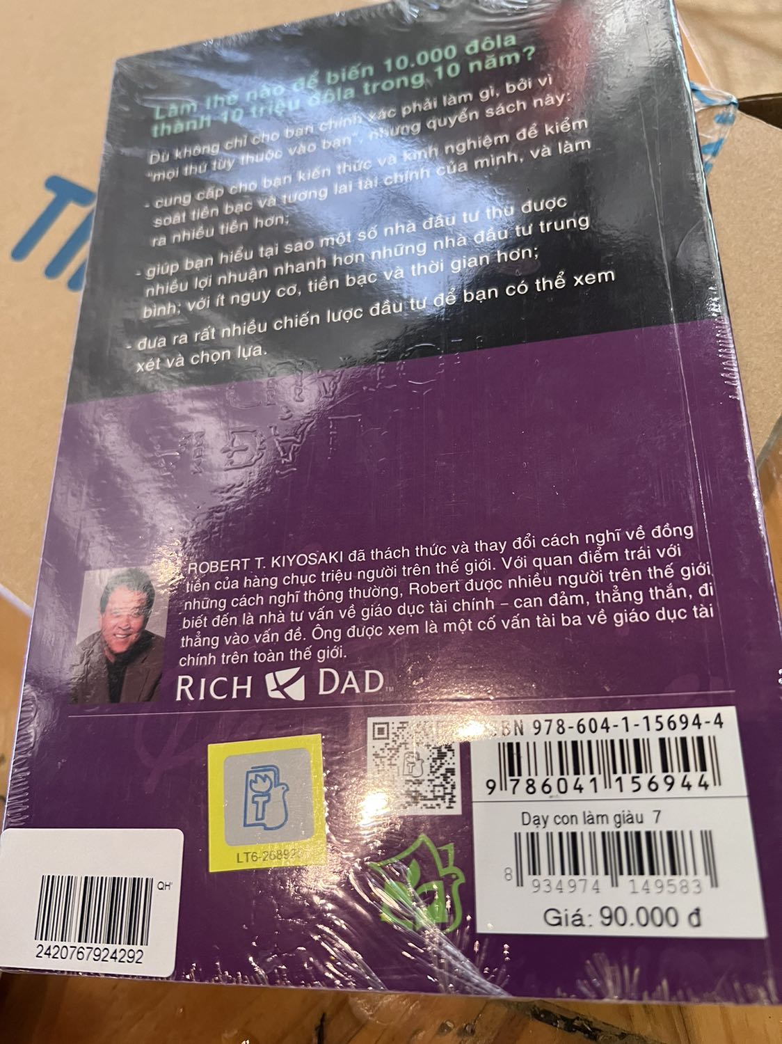 Đã nhận dc sách, đóng gói chất lượng, giao hàng rất nhanh và là sách thật có tem nên yên tâm