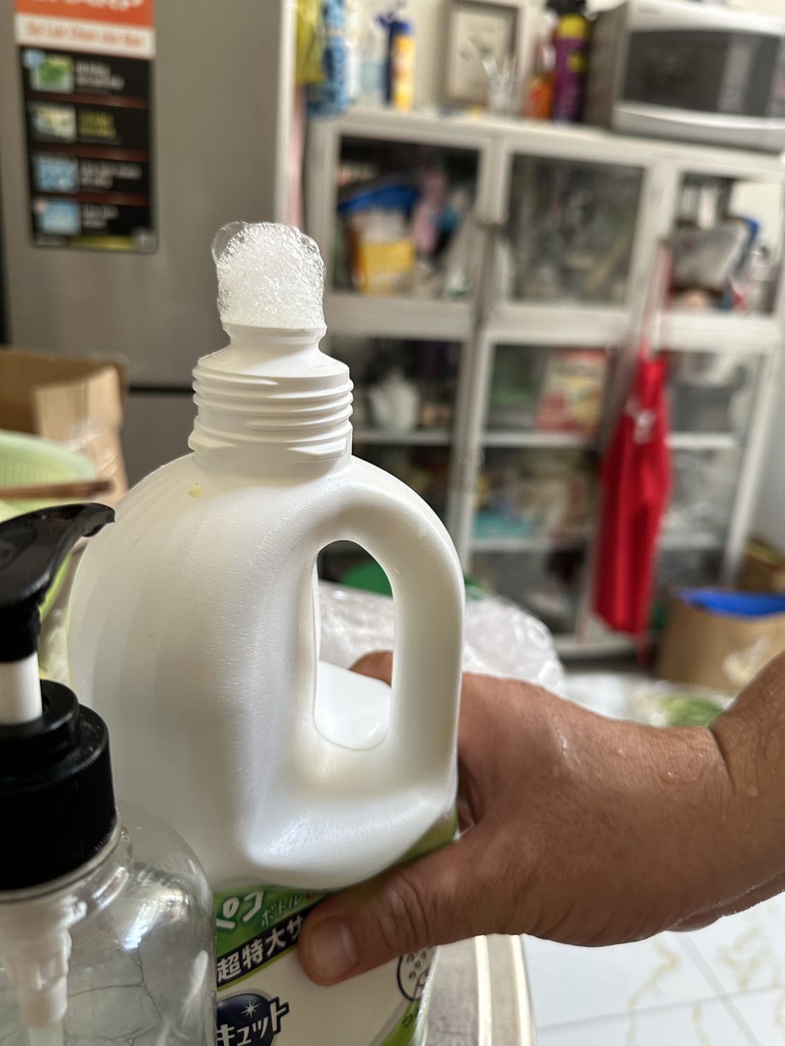 Hàng giả.

Lúc đầu giao không đúng hương, yêu cầu shop đổi đúng hương trà xanh thì đổi lại chai nhựa mỏng dính, nước rửa chén thì loãng, kiểu tự pha. Quá thất vọng.