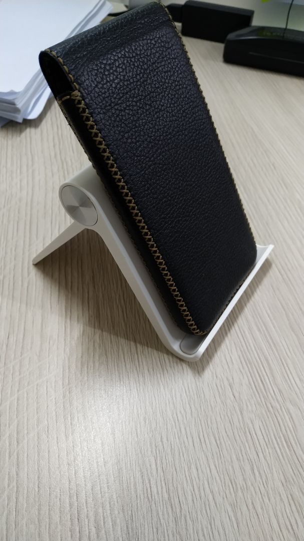 Sản phẩm hoàn toàn bằng nhựa. Có chiều ngang nên khi để máy tính bảng vẫn chắc chắn. Khớp mở dạng khấc, hiện tại thấy chắc chắn chịu lực tốt, về lâu dài đóng mở nhiều không biết có bị mòn hay hư khớp không. Để bàn làm việc nhìn sang trọng, đẹp