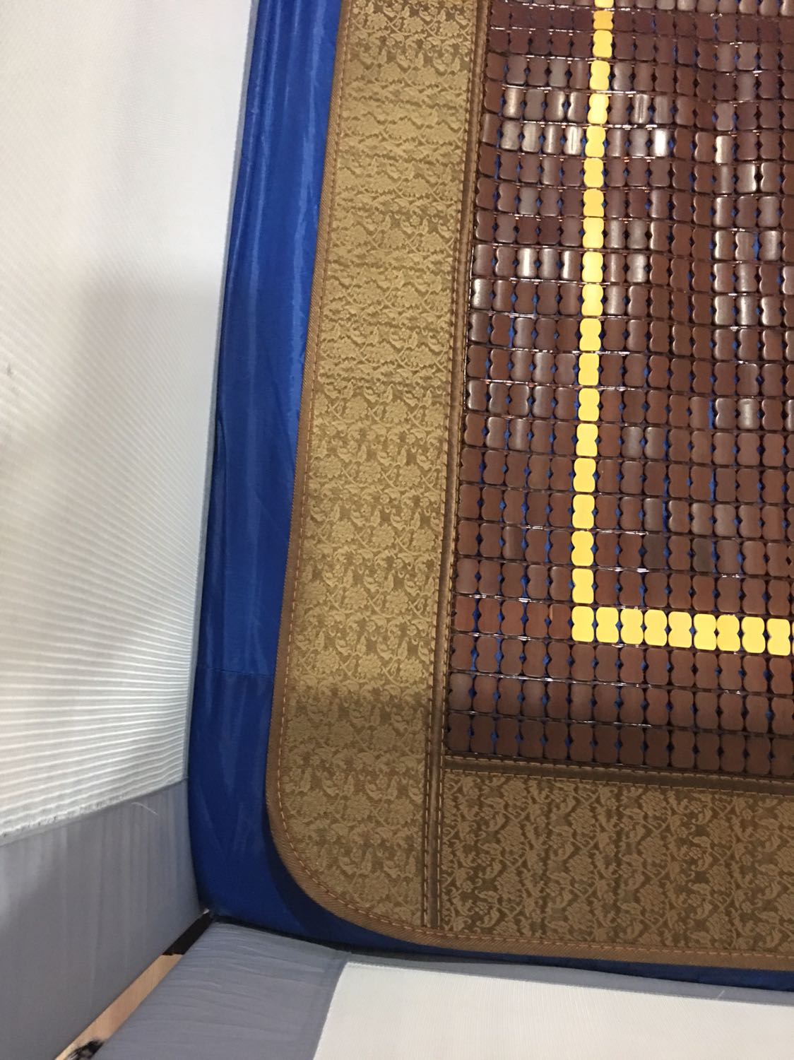 1/Đóng gói sơ Sài 
2/Hàng rất dơ kiểu giống hàng tồn lâu ngày hay là đã qua sd , vì bị sứt mẻ nhiều đốt 
3/Đốt chiếu thưa , kết kg đều 
4/kích thước kg đủ 1.6*2m đâu ạ mong là shop làm cho đúng nha chứ kg mất uy tín lắm a, đã tham khảo qua nhiều shop cunhx như cmt của khách mua hàng mà vẫn bị đánh *** thị giác với 2 chữ “cao cấp”