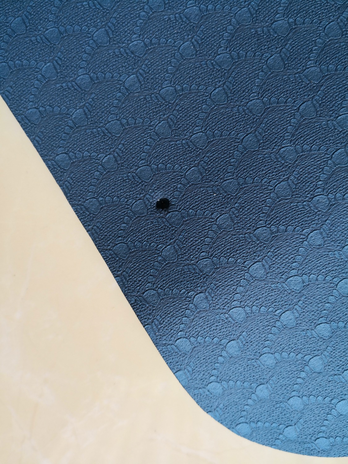 đặt hàng 5/8 đến tận 10/8 giao tới, cũng quên luôn là đã mua cái thảm này, 13/8 sựt nhớ mới nhận được cái thảm dưới quầy bảo vệ chung cư, mở ra phát hiện đến 8 cái lỗ như hình, chỉ quá có 1 ngày mà tiki báo hơn 48 giờ rồi không được đổi nữa. thất vọng