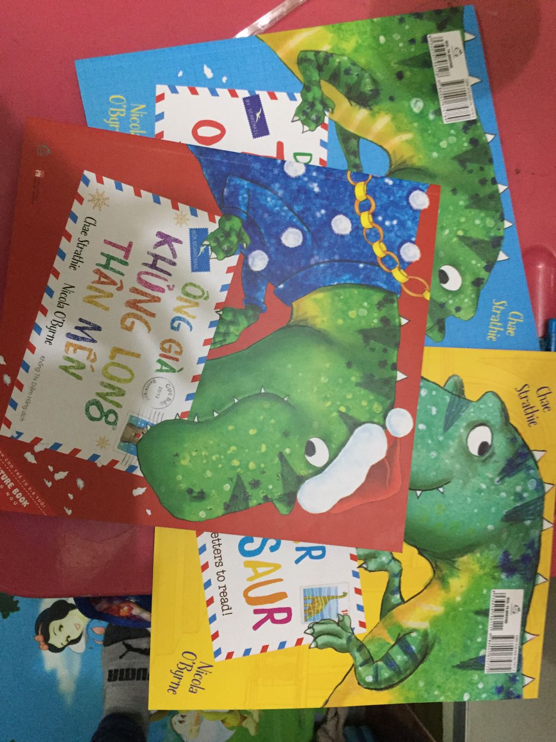 Sách rất song ngữ rất hay, hình ảnh rất đẹp và sống động, vừa đọc truyện vừa học tiếng anh rất hiệu quả vì những mẩu chuyện rất gần gũi với các bé