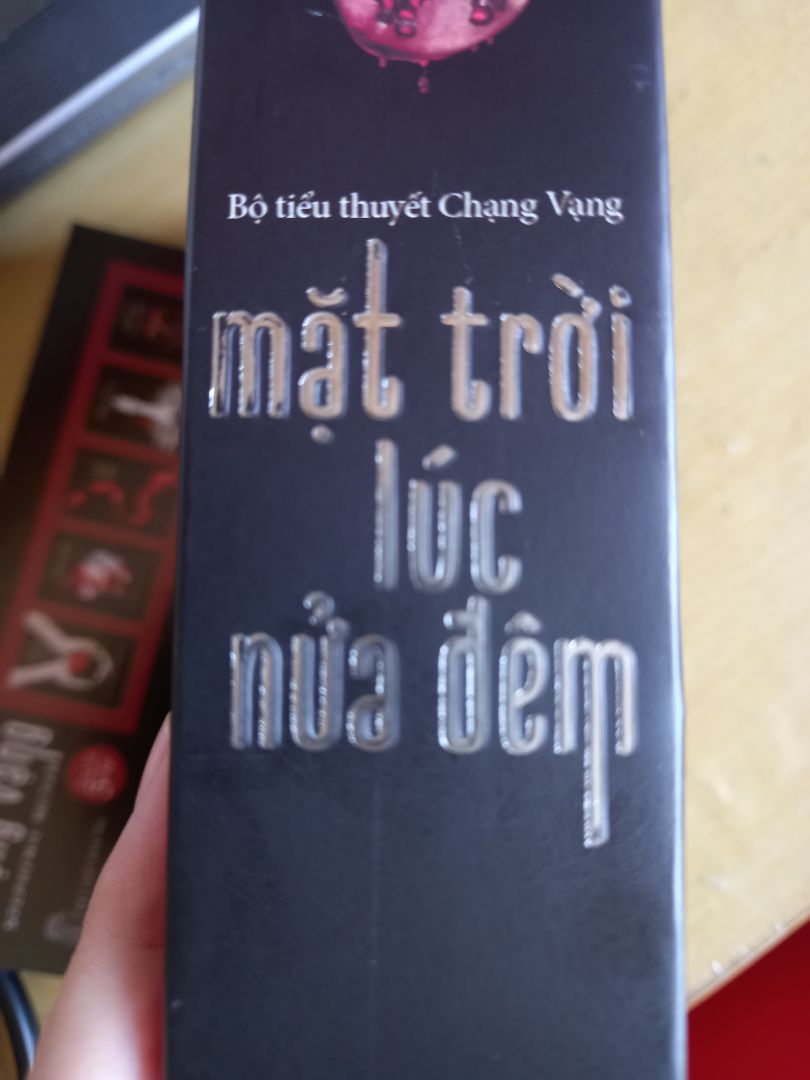Tiki giao nhanh, đóng gói cẩn thận (lớp màng thứ nhất bị rách nên được bọc thêm một lớp nữa) nhưng hình như sản phẩm để trong kho không được bảo quản cẩn thận nên truyện vừa đến tay đã bị tróc phần chữ nổi như hình, trang đầu tiên thì có vết bẩn. Vì mình mua truyện về để sưu tầm cũng là một phần nên thấy khá thất vọng, 3 cuốn trước cùng bộ mà mình mua của tiki trading không hề có trường hợp như vậy. Mong Tiki rút kinh nghiệm và bảo quản hàng tốt hơn!