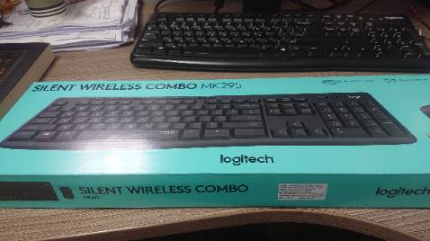 Tiki giao hàng nhanh quá chòi, sớm hơn dự kiến 1 ngày lận. Bạn nhân viên thân thiện quá chừng, chủ động khui hàng cho mình kiểm tra trước. Cưng dễ sợ
Hàng đóng gói cẩn thận lắm luôn. Bàn phím êm, gõ nhạy lắm. Nên thử nhé mn.