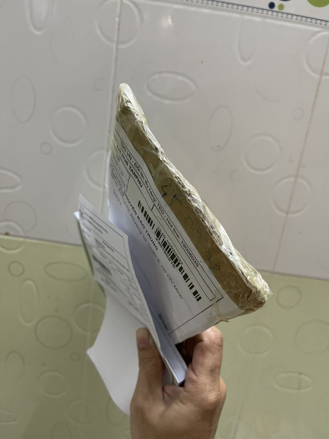 Bên Books and life đã giao thiếu sót cho tôi. Tôi đặt 15 cuốn Nhà nhưng giao có 1 cuốn. Ba tôi già không biết đã thanh toán tiền hết. Mong Books and Life giao lại.