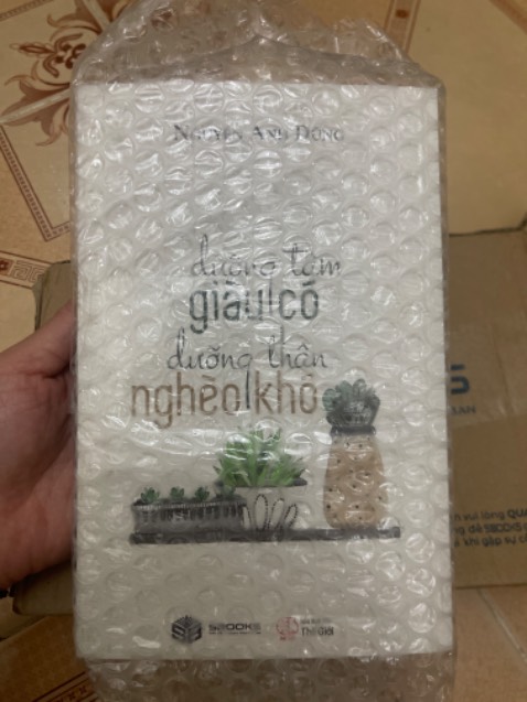 Giao hàng nhanh chóng, đóng gói chắc chắn, mùi sách thơm lắm luôn, nên mua nha
