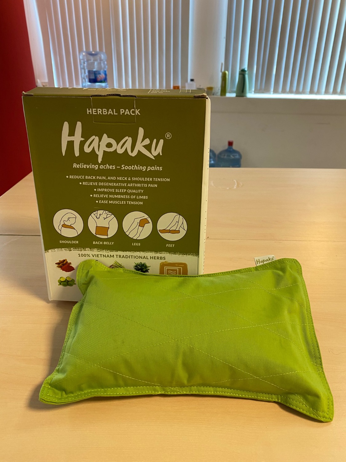 Giao hàng nhanh chóng, đóng gói cẩn thận, túi chườm được hút chân không sạch sẽ. Kích cỡ gối và độ nặng vừa phải, lớp vải nỉ chắc chắn. Mở ra thấy mùi thảo dược rất thơm. Quay lò vi sóng vài phút là dùng được, rất thuận tiện.
Mình mới nhận và thấy rất hài lòng, vote 4 sao, để dành 1 sao đợi trải nghiệm tiếp xem thế nào. Nếu tốt sẽ giới thiệu cho người thân, bạn bè.