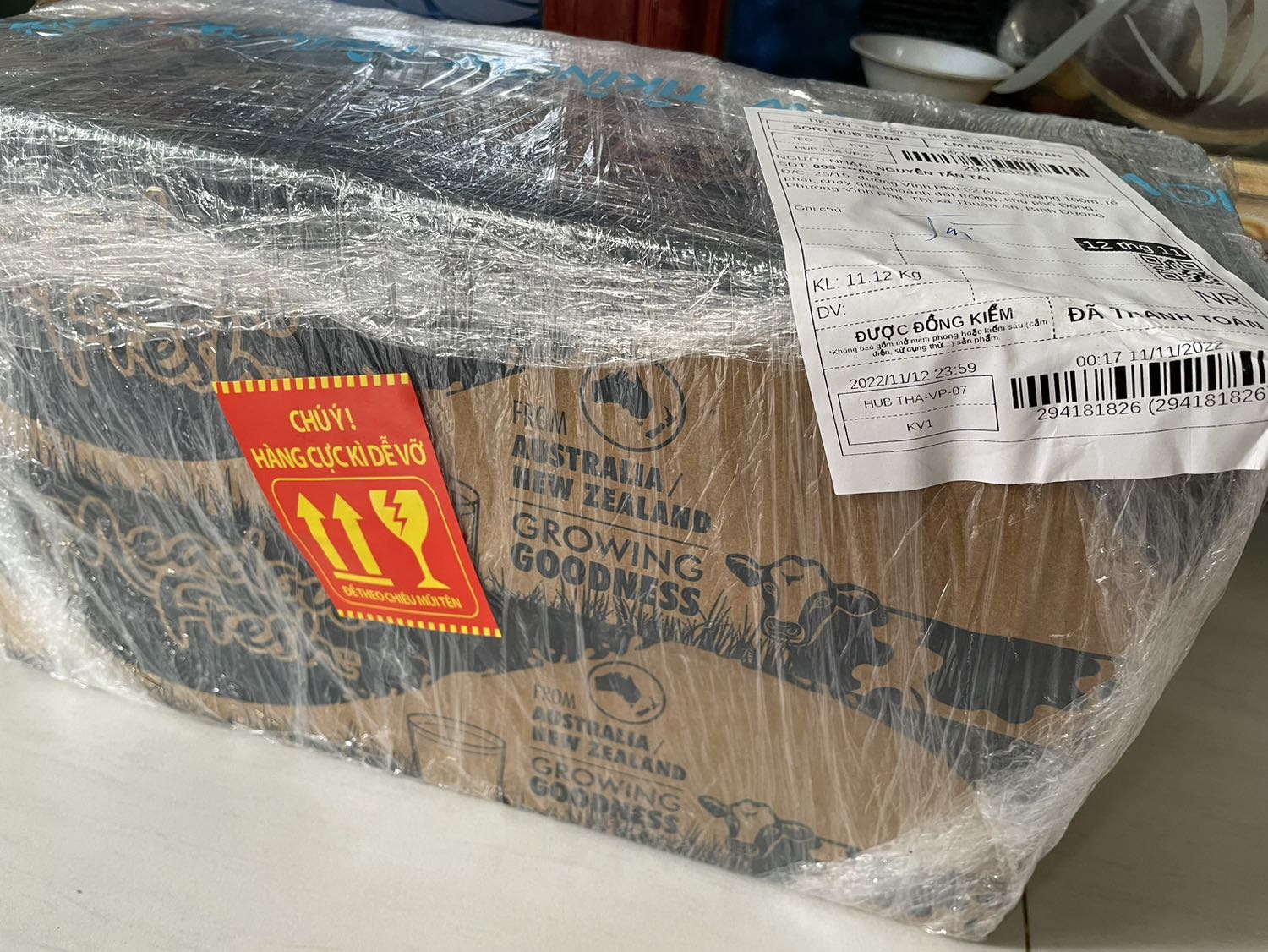 Giao hàng cực kì nhanh, trong vòng 12h là đã nhận được. Mình đặt lúc 23h40 thì 11h30 ngày hôm sau đã nhận được. Sữa còn hạn sử dụng xa. Giá hợp lí.