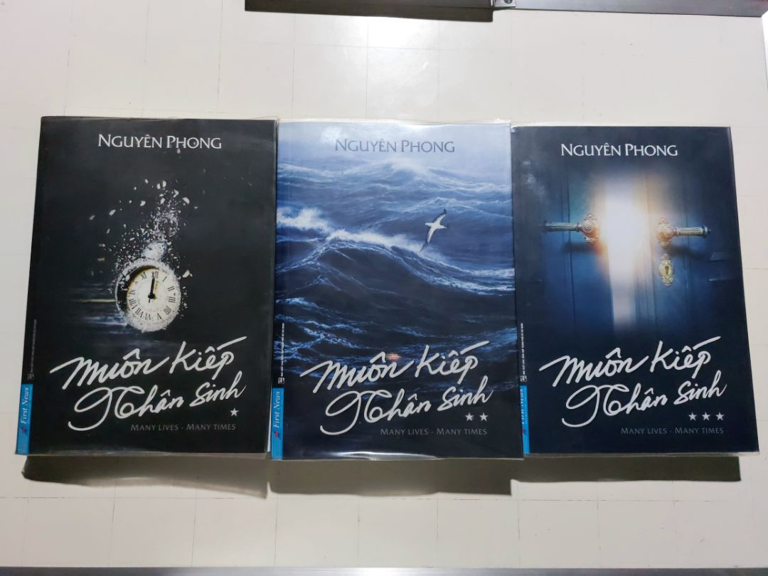"Nhân Quả đừng đợi thấy mới tin
Nhân Quả là bản chỉ đường, giúp con người tìm về thiện lương" Thế là cuộc hành tình Tỉnh Thức Tâm Linh của những ai đọc Muôn Kiếp Nhân Sinh kết thúc ở quyển 3 rồi. Bộ sách như toa tàu đưa người đến những kiếp sống của ông Thomas, qua cây bút của bác Nguyên Phong hình ảnh ngoài cửa sổ toa tàu là những Kiếp Sống những trải nghiệm Nhân Quả những Bài Học, từng phong cảnh đi qua đưa đọc giả từ cảm xúc này đến cảm xúc khác cũng thú vị thật. Đối với mình Phần 1 là Quyển hay nhất ,còn phần 2 lại cũng ổn riêng phần 3 này thì mình chưa đọc nhưng viết đánh giá trước như thay  lời cảm ơn tác giả . Mình có viết đánh giá phần 2 có phần quá bưng bít đó là do cảm xúc hơi quá hjhj, Anh Vui Lên nói " em viết đánh giá xạo quá ", hjhj 
Muôn Kiếp Nhân Sinh 3 là đoạn hành trình cuối cùng như toa tàu gần trạm dừng xuống, mong các bạn đọc cùng nhà Xuất Bản & Bác Nguyên Phong luôn an lành....vui khỏe./.