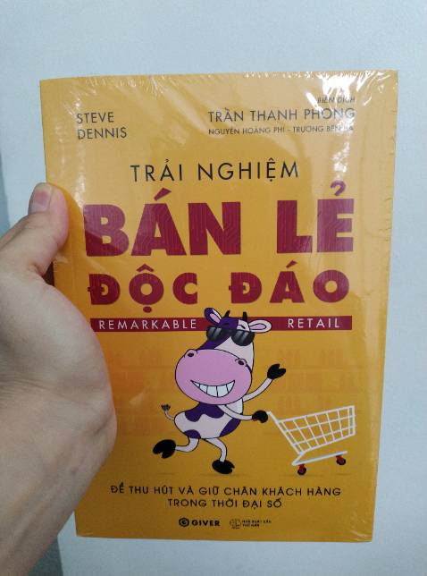 Các đầu sách về khởi nghiệp bán lẻ cứ thấy tác giả/ dịch giả Trần Thanh Phong là thấy uy tín rồi ạ. "Trải nghiệm bán lẻ độc đáo" là một bức tranh phác họa khá toàn diện đủ cho chúng ta hiểu được bối cảnh mô hình bán lẻ trong thời đại số ngày nay và những cách để có thể mang lại những trải nghiệm đáng nhớ cho khách hàng, để khách hàng lựa chọn và ở lại với chúng ta thay vì trăm nghìn cửa hàng lớn, nhỏ khác. Ít nhất 8 chiến lược hiệu quả đã được tác giả đưa ra để giúp cho người bán lẻ dù là cửa hàng lớn hay nhỏ đều có thể thu hút thêm nhiều khách hàng trong thời đại thương mại điện tử lên ngôi hiện nay.
Sách được viết và biên dịch với văn phong hay, đầy hóm hỉnh, không khô khan và nhàm chán và nội dung cuốn sách cũng sát với thị trường bán lẻ ở Việt Nam hiện nay. 
Cảm ơn tác giả và dịch giả đã cho ra đời quyển sách hay và đầy bổ ích như thế này.
Chất lượng sách in tốt, bọc bìa đảm bảo, tiki giao hàng nhanh, chất lượng.