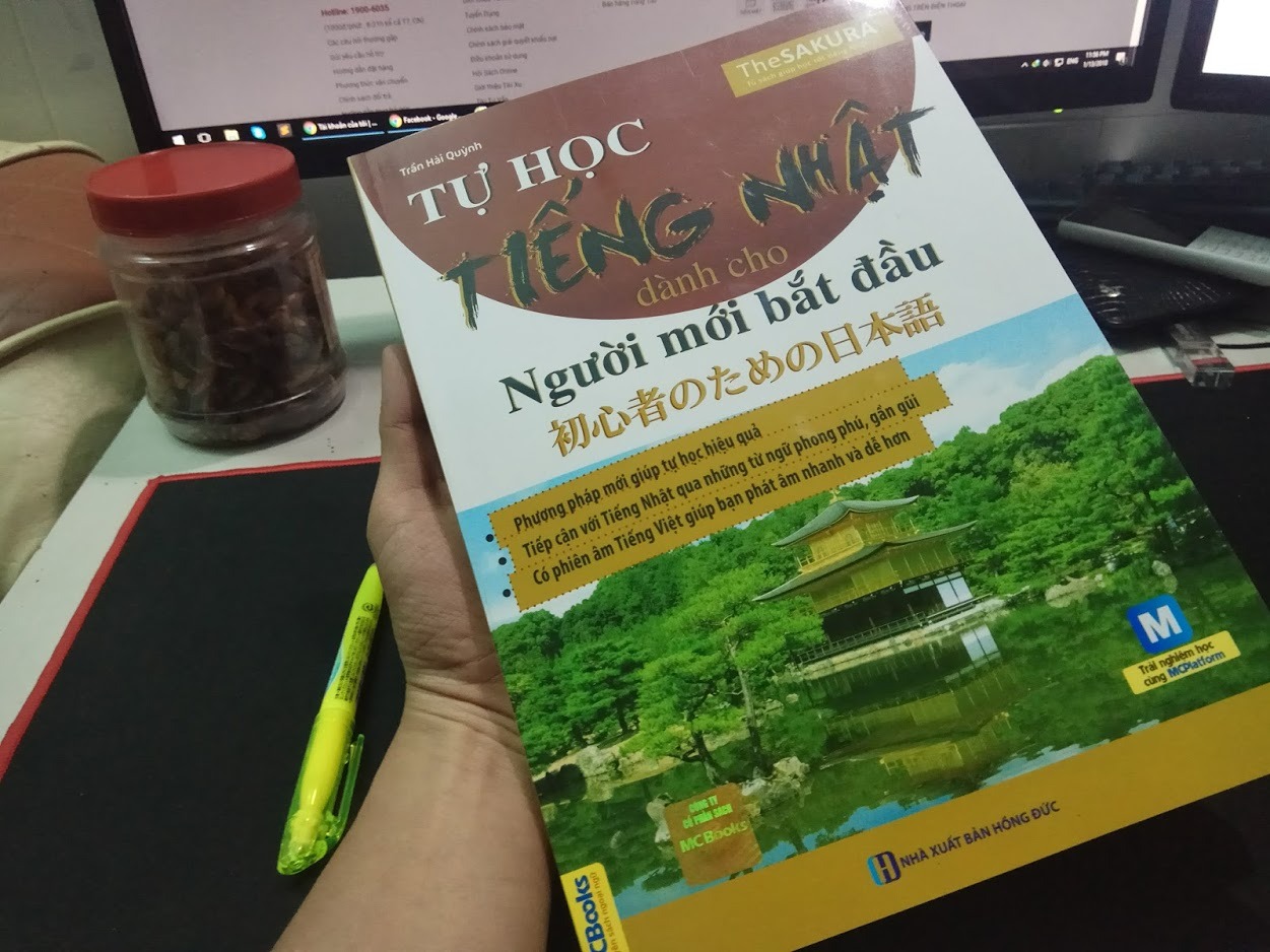 Sách bản to như SGK, hình ảnh đẹp, chất lượng giấy in đẹp, tạo sự thích thú khi cầm.
Nội dung rất cơ bản dành cho người mới bắt đầu. Hướng dẫn khá chi tiết, có phiên âm romaji và việt ngữ. Đồng thời lại được hỗ trợ app MCBooks để nghe đọc rất tuyệt với.