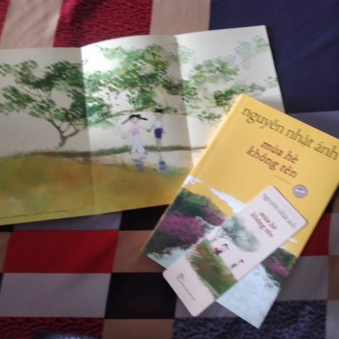 Bìa sách rất đẹp, kèm cả bookmark và tấm ảnh siêu dễ thương, sách bác NNÁ thì mình yên tâm về chất lượng nội dung rồi, sách nguyên seal, giao hàng rất nhanh.