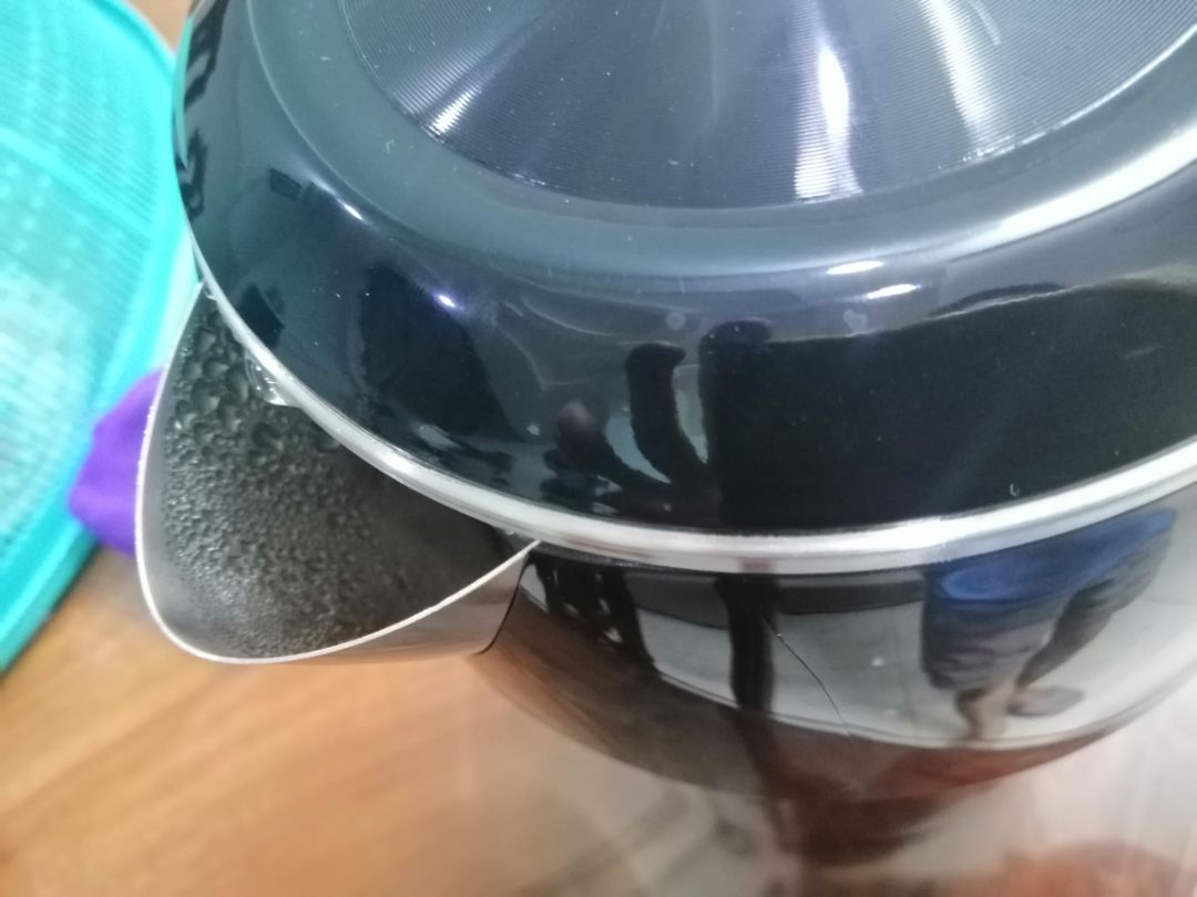 Mình dùng được khoảng 2, 3 tháng rồi. Vẫn chạy tốt. Tốc độ nấu, tiếng động phát ra trong lúc nấu  bình thường (ý mình là đừng trông mong bình sẽ nấu nhanh hơn hay tiếng phát ra sẽ nhỏ hơn). Do có 2 lớp nên không sợ bị bỏng tay khi vô tình chạm thân bình, khả năng giữ nhiệt cũng khá hơn loại 1 lớp. Điều mình không hài lòng là sản phẩm mới mua về thì đã có vết nứt trên lớp nhựa bao quanh gần vòi đổ nước ra, khiến lớp nhựa hơi nhô lên. Tới thời điểm hiện tại, các khe, kẽ hở mặt ngoài thân bình trông hơi xuống cấp (sần sùi, bám bẩn).