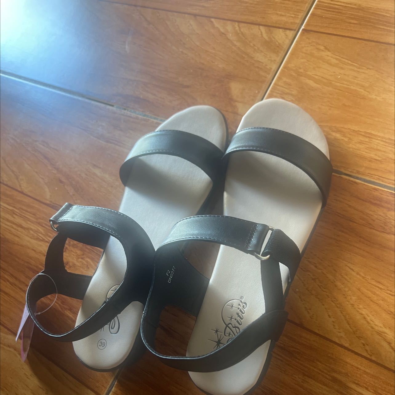 Sản phẩm tuyệt vời.
Hàng y hình. 
Đóng gói cẩn thận, lại được shop tặng quà nữa. 
Đi êm chân và ôm chân lắm ạ