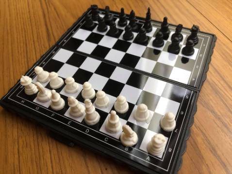 Shop cố tình cung cấp hình ảnh không chính xác (ảnh 2) gây nhầm lẫn cho khách hàng.
Quân cờ có mức độ hoàn thiện kém, không được như hình đâu các bạn nhé.