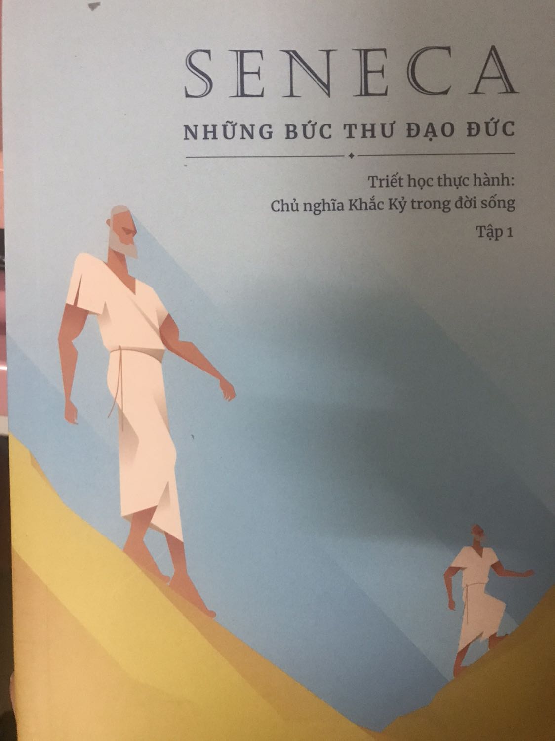 Nhìn chung thì khá ổn, do hộp đựng to, sách lúc vận chuyển bị lắc nên ở góc vẫn bị cong nhẹ. Nội dung thì mình chưa đọc nên chưa biết, nhưng mà nhìn lướt qua thì thấy được cái người dịch không phiên âm tên gốc ra :) (cảm ơn rất nhiều)