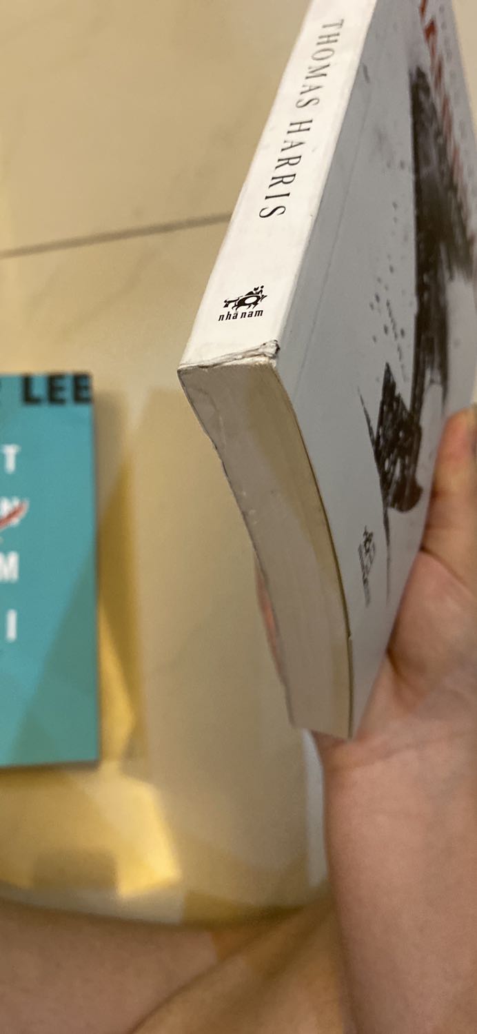 Lúc lôi ra sách này ra mình hết hồn luôn á!!!! Tại sao sách vừa cũ vừa hỏng mép bìa vừa dơ như để 10 năm rồi vậy???? Mình rất là trân trọng sách nên hoàn toàn không đồng ý cách shop đóng gói và vận chuyển cho mình không cẩn thận vậy!!!! Giải quyết ổn thoả giúp mình!!!