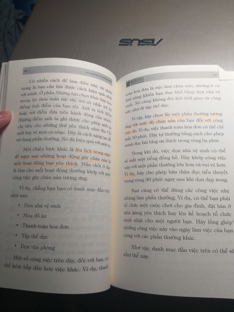 Nhìn chung, trình bày bìa và format khá nhã nhặn, tạo cảm giác thoải mái cho người đọc. Tác giả cho thấy được 1 số nguyên nhân gây TRÌ HOÃN và 1 số mẹo khắc phục khá hay. Có điều, tác giả viết khá dài dòng, ít truyền cảm hứng, dịch giả dịch 1 số chỗ hơi có vấn đề, vd: "Trì hoãn là việc trì hoãn hành động..." 0_0
Nói chung vì chất lượng giao hàng của Tiki nên khuyến khích cho 4*