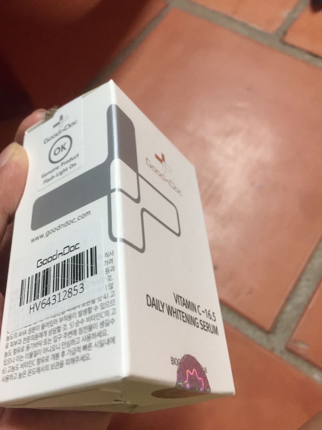 Đầy đủ tem mác, hàng đóng gói kỹ càng. Ngày đầu tiên sử dụng mình bị kích ứng nhẹ mà qua ngày thứ 2 là hết luôn, mình quên cho sản phẩm vào tủ lạnh nên bị đổi màu nhẹ. Sản phẩm chất lượng lắm. Cám ơn shop