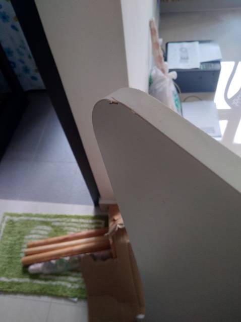 Mua đơn 2 bàn mà giao thiếu 1 bàn, chat không trả lời, gửi khiếu nại chưa thấy giải quyết.
mình tính nhận đủ sản phẩm, dùng cảm nhận, rồi mới nhận xét, nhưng tới nay (đã 4 ngày) vẫn chưa thấy shop trả lời, nên mình viết đánh giá.

Mua bàn giá ~400, mua 2 cái là ~800k, mà nhận chỉ được 1 cái, thì thành ra giá 800k/ cái bàn, vậy là quá mắc.

Bàn đẹp, nhưng shop không bọc kỹ các góc khi vận chuyển, nên bị hư các cạnh của bàn, thành ra nhận sản phẩm xấu