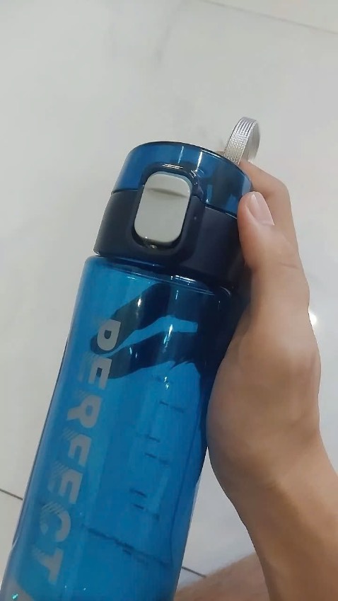 Giao hàng nhanh. Chất liệu an toàn , chất lượng ok, bình cứng cáp, màu đẹp, giá ok, k nghe mùi nhựa. 5 sao. Khuyên mng nên mua.