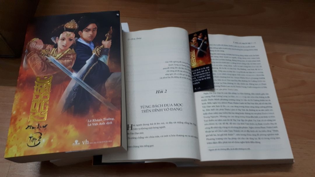 Sách giao sớm hơn dự kiến 3 ngày. Bao gói cẩn thận. Chất lượng giấy tốt, đọc không mỏi mắt. Nội dung tuy không phải là bản mới nhất của Kim Dung nhưng đọc vẫn rất hấp dẫn, người dịch giữ được chất võ hiệp Kim Dung trong câu chữ.
Tuy nhiên còn một số điểm chưa hài lòng:
- Tập 1 bìa bị gập, mấy trang đầu giấy bị dính nhau phải dùng kéo tách ra
- Bìa áo tập 2 bị bong một chút (có thể do dính keo)
- Bìa áo tập 3 bị rách, mình phải bỏ đi
- Còn có lỗi văn bản, chính tả (chấm, phẩy, viết hoa), dịch các câu thơ chưa sát, gần như diễn ra văn xuôi,  thơ mà không có xuống dòng.
Nói chung với giá được giảm 40% thì mình cũng tạm hài lòng rồi!