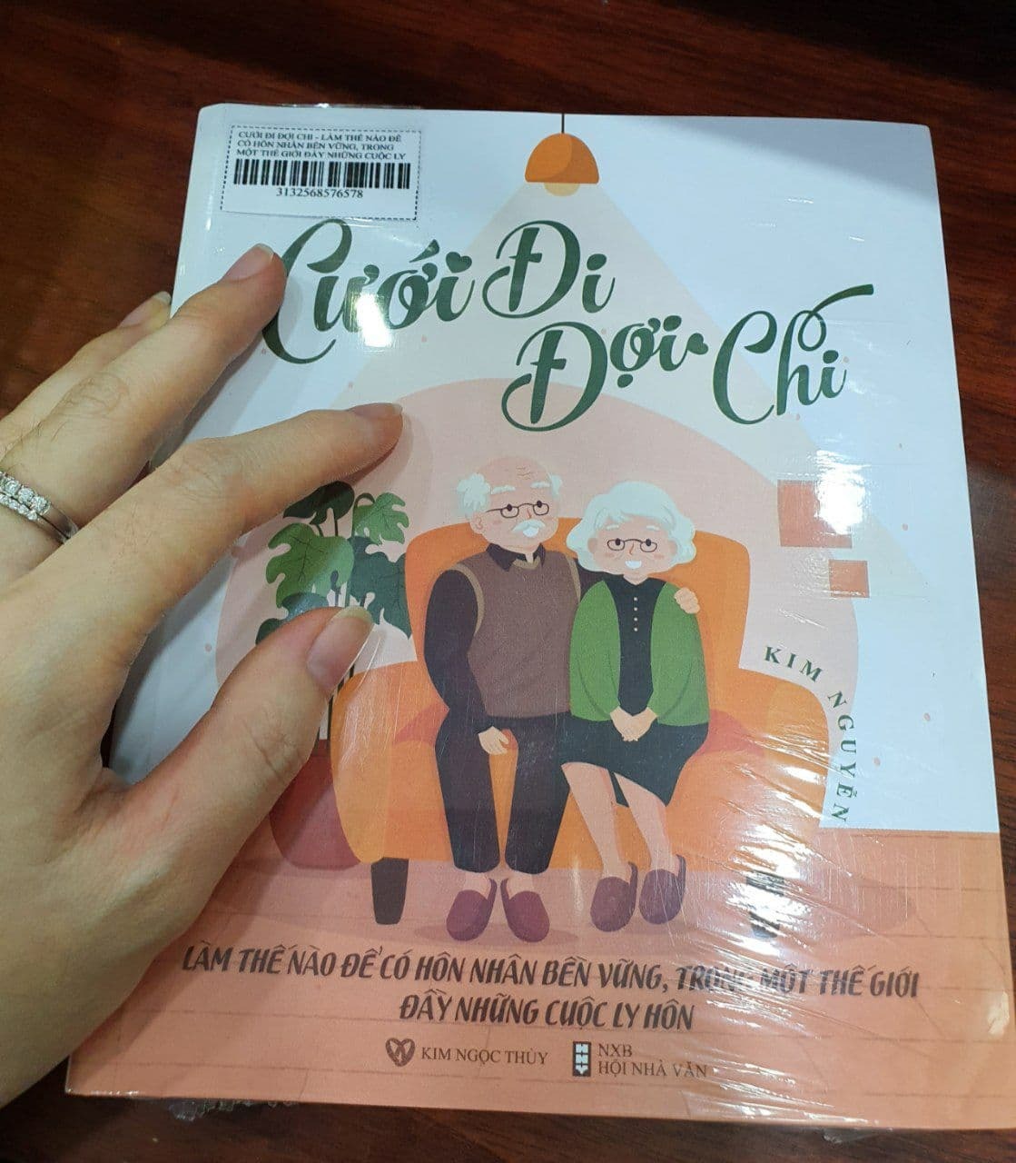 Mình thấy hài lòng với cuốn sách này, tuy là thể loại self help nhưng nội dung ổn áp hơn nhiều. Đọc xong cuốn này rồi coi thêm nhiều thông tin từ phía tác giả cung cấp cũng như tự tìm hiểu thêm thì mình thấy khai sáng khá nhiều về hôn nhân. Tóm lại thì sách ok, còn tiki thì giao hàng nhanh lắm luôn í. Lúc nhận sách đóng gói kĩ nữa, ok lắm ❤️