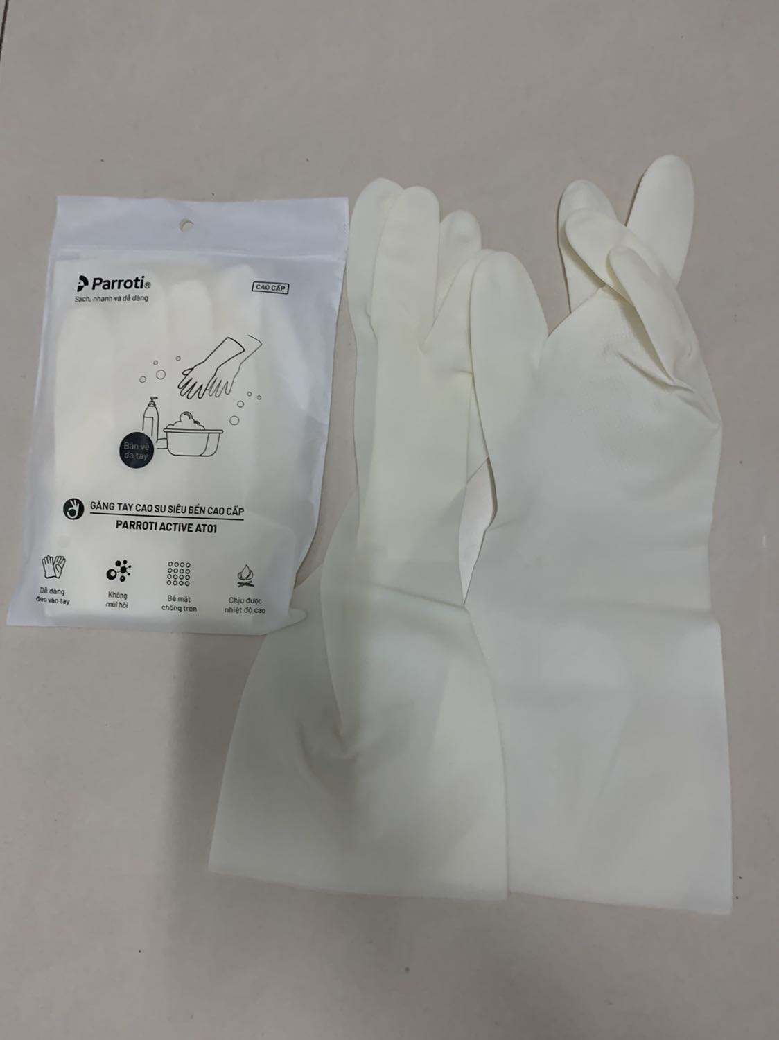 Găng tay dai, có phiếu bảo hành sp 6 tháng. Xài 1 thời gian sẽ bị vàng nhưng vẫn bền. Hơi rộng so với tay mình. Nếu có size S thì tốt hơn, đỡ bị trơn trượt khi găng tay không bám dính vào tay