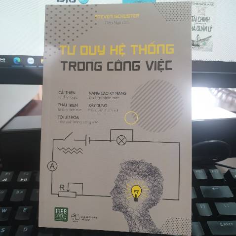 Cuốn sách viết với nội dung đơn giản, dễ hiểu và gắn gọn về tư duy hệ thống trong công việc. Nhằm giúp người đọc tư duy với một cách nhìn toàn diện, sâu chuỗi các vấn đề có liên quan hữu hình và vô hình lại với nhau, đem đến những hiểu biết ngày càng sâu sắc gốc rễ, nền tảng. Qua đó tác giả cũng trình bày những hạn chế của Tư duy tuyến tính; Tư duy theo định hướng sự kiện; Tư duy ngoại biên và tư duy phản biện.