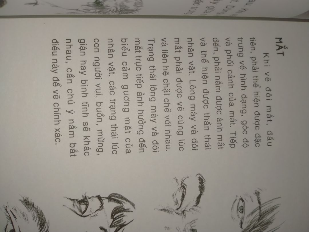 Phù hợp với những bạn tay ngang chưa có nhiều kiến thức về hội hoạ, hãy nói đúng hơn thì đây là quyển sách dành cho beginner.
Mình mua quyển sách này với mục đích cải thiện điểm số trên trường của mô hình hoạ, đối với một đứa đã học qua giải phẫu học, và cũng gọi là có kiến thức nền tảng về hội họa, cũng đã học qua trường lớp về môn này thì đối với mình quyển sách này cũng không đem lại được nhiều giá trị cho lắm. 
Đầu tiên phần bìa sách có ghi là ký họa chân dung, nhưng mình thấy bên trong hơn 2/3 của quyển là mẫu vẽ toàn thân không chú trọng nhiều đến phần chân dung. Giải thích về cấu trúc, hình khối và cách vẽ gần như là không có hoặc có thì cũng là hướng dẫn hoặc giải thích rất chung chung. Về tỉ lệ được nêu trong này cũng chỉ có từ đầu đến chân của 3 dáng phổ biến còn những tỉ lệ nhỏ quan trọng khác đều không có. Cơ bản là cách vẽ ở bìa và trong sách là hoàn toàn khác nhau, đúng kiểu ký họa luôn, không phân mảnh sáng tối. Thay vì là bí quyết hội hoạ thì mình thấy quyển sách chỉ có thể tham khảo về mẫu và nét vẽ chứ chẳng phải bí quyết hoặc hướng dẫn gì. Xin lỗi vì sự khó tính này, vì mình cũng gọi là có kiến thức về môn hình họa nên đã khá mong chờ về quyến sách nên CÓ CHÚT thất vọng. Nên là bạn nào cần thì mình pass cho ạ🥲