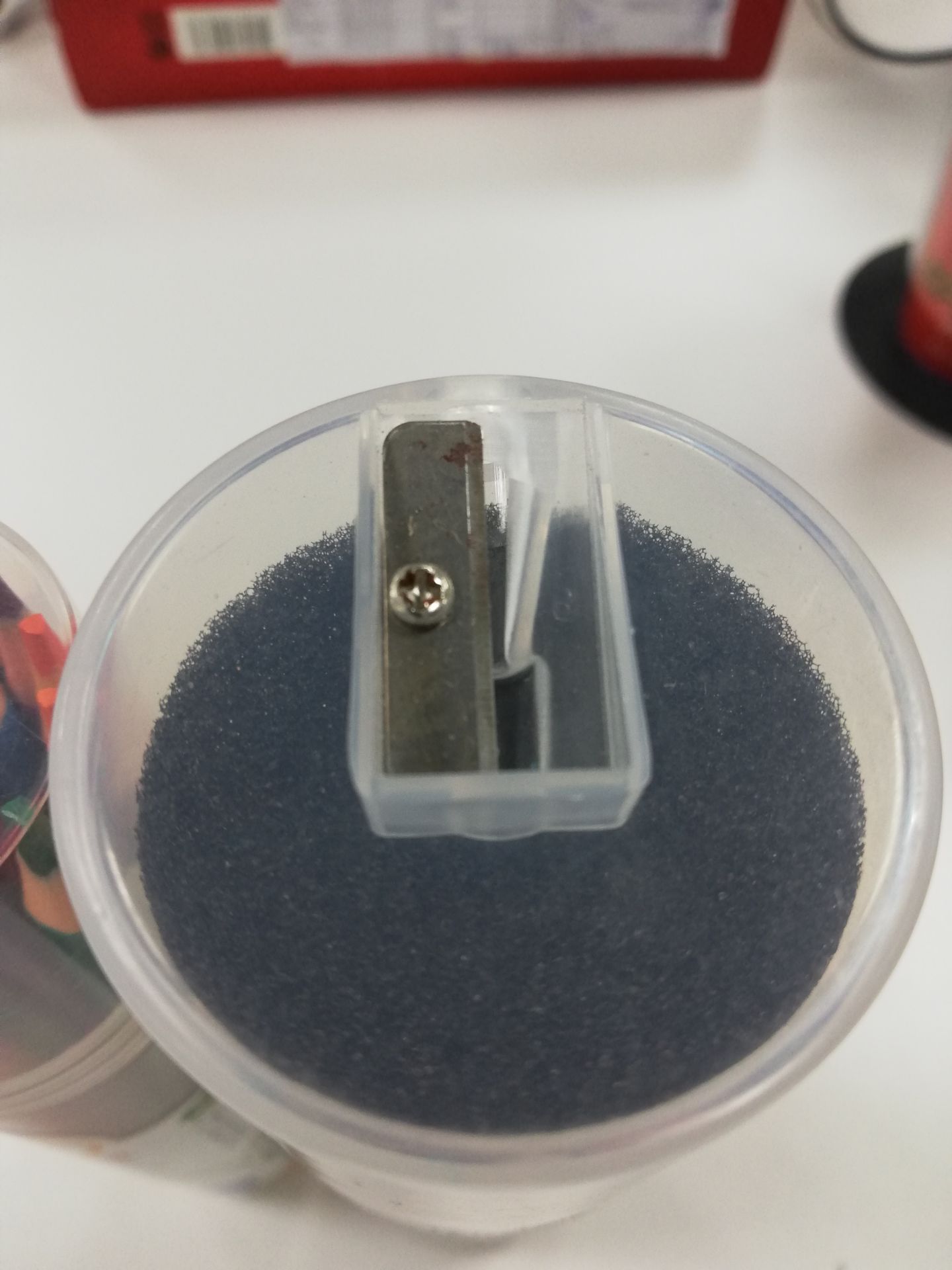 Đầu chuốt bút chì bị gỉ sét rồi chắc để hơi lâu, vừa mở hộp 3 màu đã gãy đầu ruột bút.
Nhưng màu vẽ khá mượt.