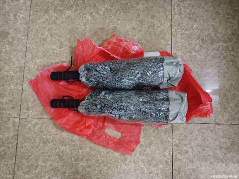 Cầm khá nặng tay, cán hơi to nên không cơ động, có mùi plastic khó chịu, chất liệu nhìn hơi nhiều ni lông nhưng thấm nước rất nhiều, rất lâu khô. Dùng khô, phủi bên ngoài xe ô tô chắc ổn. Nếu dùng trong nhà thì nên mua loại khác nhẹ hơn và phải không có mùi plastic. Giá 64k 1 cái, mua 2 cái. Được cái mua gói thành viên nên được miễn phí ship.