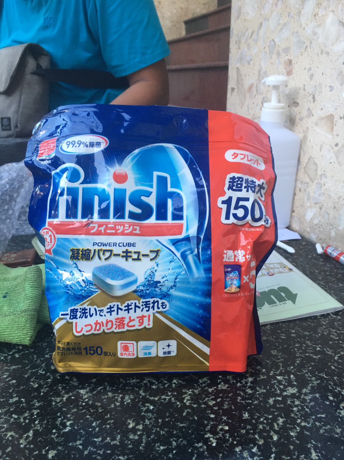 Đặt mua 2 bịch đã trả tiền trước, lúc nhận hàng mở ra có 1 bịch đã báo cho TK 2 ngày rồi mà chưa thấy phản hồi. Nhà đang hết viên rửa chén giờ lại phải chờ??