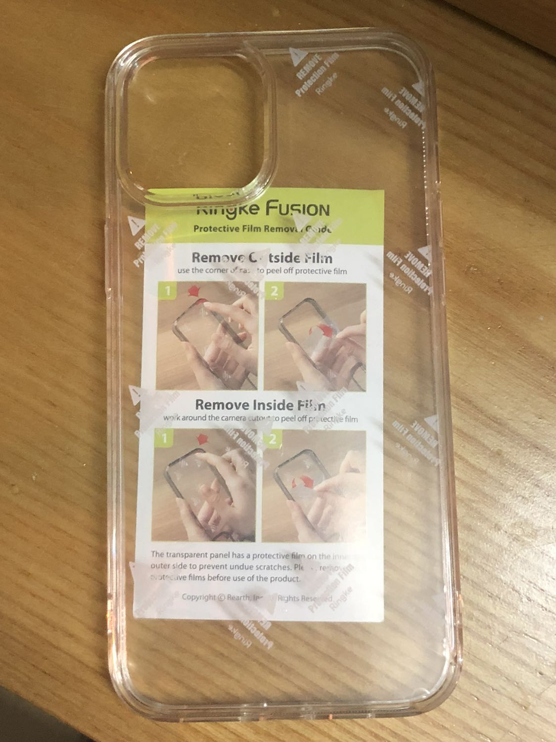 Hàng mới, có lớp dán bảo vệ ốp cả hai mặt, chỉ cần lột ra rồi gắn vào điện thoại là xong. Ốp đẹp, dễ gắn vào nhưng lấy điện thoại ra thì hơi khó vì nó ôm sát. Mặt sau có gờ nhô cao hơn camera sau nên khi để điện thoại lên mặt bàn không sợ bị trầy camera. Mới sử dụng nên không biết lâu dài ốp có bị ngả màu vàng hay không, nhưng bây giờ thì rất ưng ý.