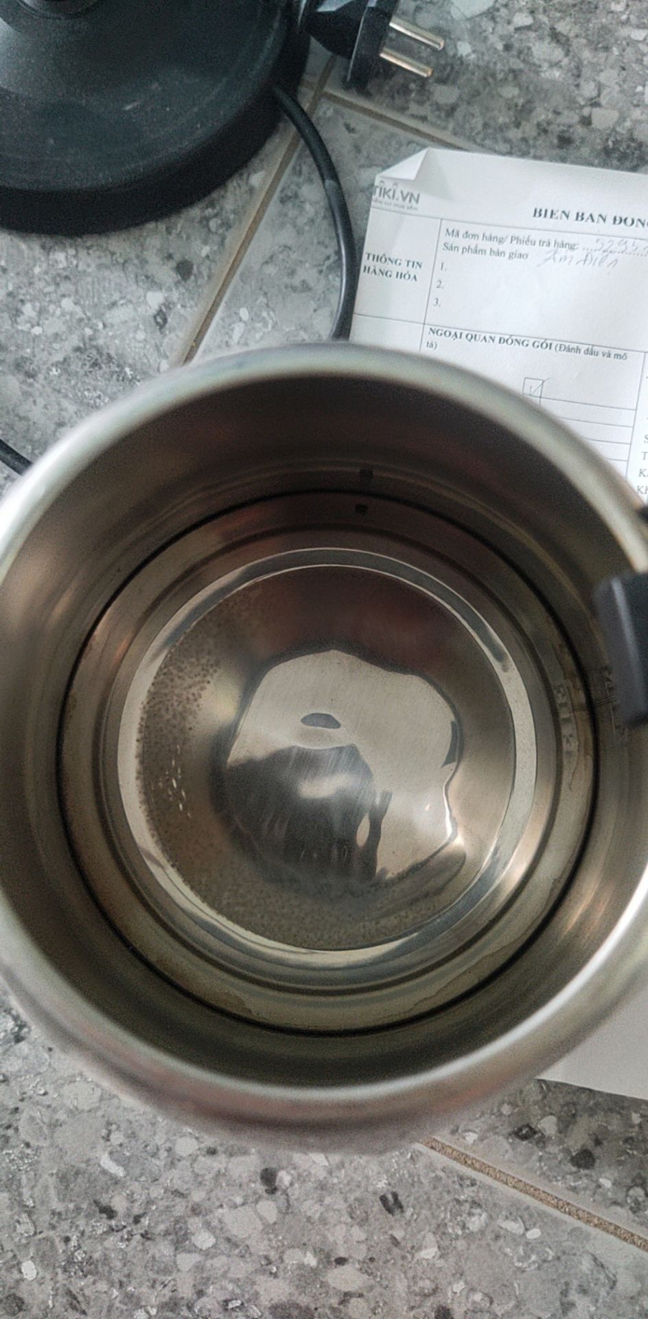 sh giao hàng k đàng hoàn. Mua hàng mới, giao ấm cũ, đã sử dụng, móp, hư công tắc, trong thùng hàng có biên bản đóng kiểm giao hàng lỗi của khách nào k biết. vui lòng hỗ trợ đổi trả hàng.