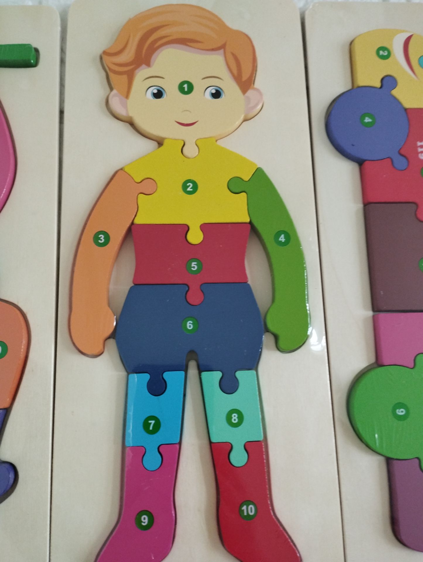 Bé nhà m thích mê mẩn, mà mình cũng thấy hay hay, vừa chơi cùng con lại dạy con được nhiều thứ như tập đếm từ 1-10, các bộ phận trên cơ thể và vị trí của chúng, bé phải học cách ghép nối đúng nên nhanh nhớ hơn, lại phải khéo léo mới lắp đung đc ah. Nói chung m rất ưng món này khi mua về cho con trai mình