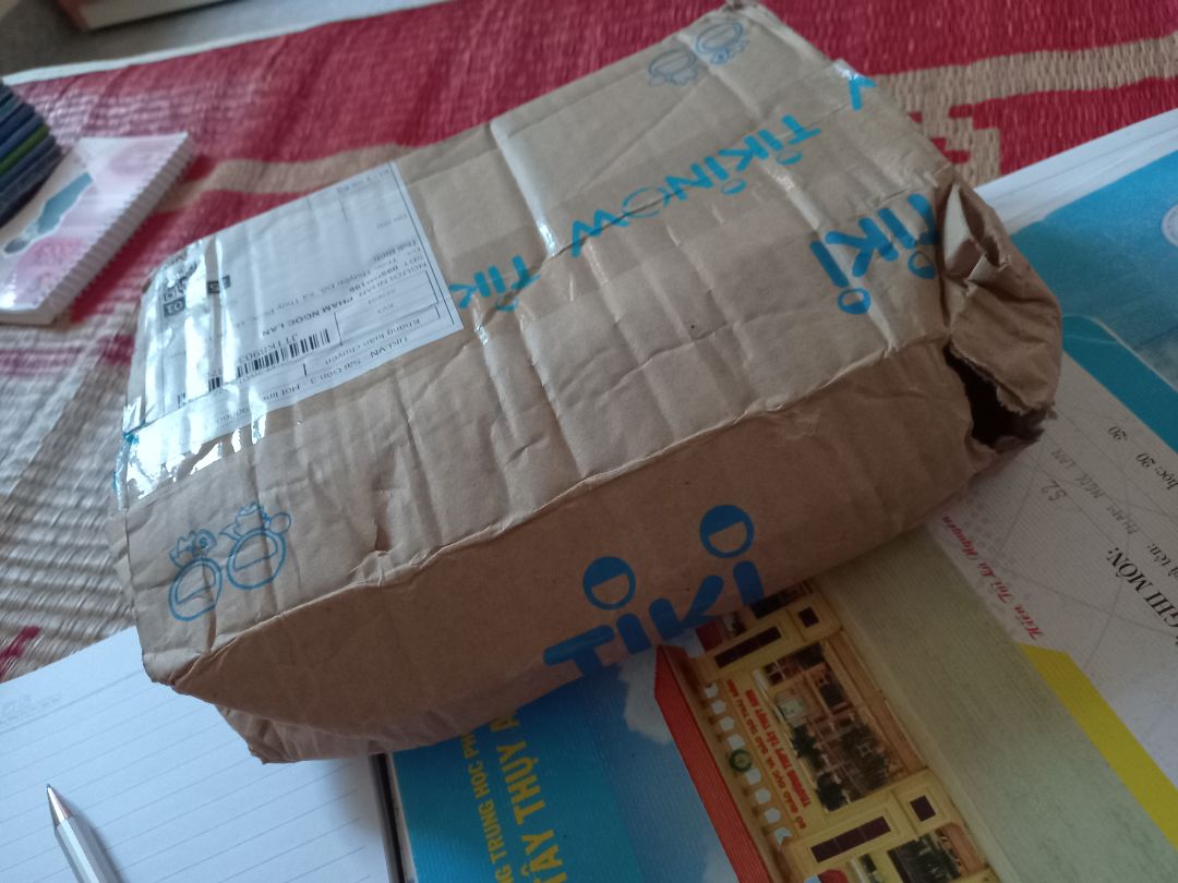 Tiki Trading giao hàng đúng dự kiến, nhưng nhìn cái hộp xót quá. Sách không seal, không bookmark, cũng không được bọc chống sốc luôn ạ. May mà vẫn nguyên vẹn và ít lỗi hơn so với 3 quyển cùng đặt. Mình mong Tiki cải thiện lại chất lượng đóng gói sản phẩm ạ