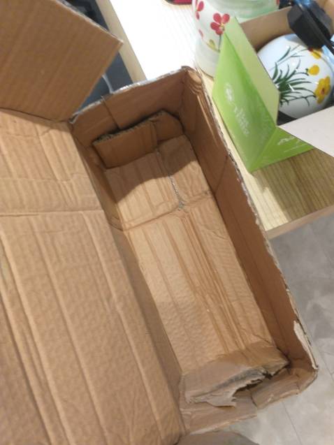 Hàng gói rất sơ sài, 1 cái bị bể, 1 cái thì dây diện bị đức, mặt đổ tinh dầu bị lỗi sần sùi. 2 cái mà không cái nào dùng được