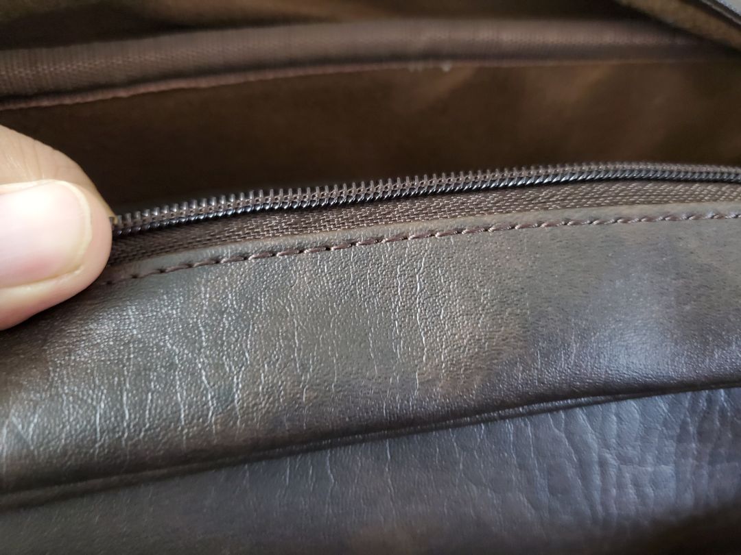 Mềm và màu đẹp, nhiều ngăn tiện lợi. Dây hơi nhỏ sợ không mang được nặng