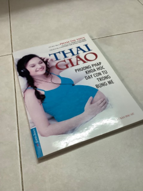 Sách cũ, bìa trước bạc cả màu, bìa sau bị xước hằn lên giấy rất nhiều. Chưa lần nào mua sách có Tiki Now mà bị cũ như vậy!