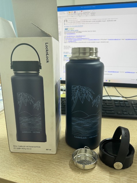 Mình mua biếu mẹ, đợi mẹ comment nha.
Hình thức bình đẹp, chắc chắn, nền nã
Hộp carton đóng gói bị rách toang te tua, bẹp dúm dó, may là bình cứng ko thì vỡ nát tanh tành 🥵