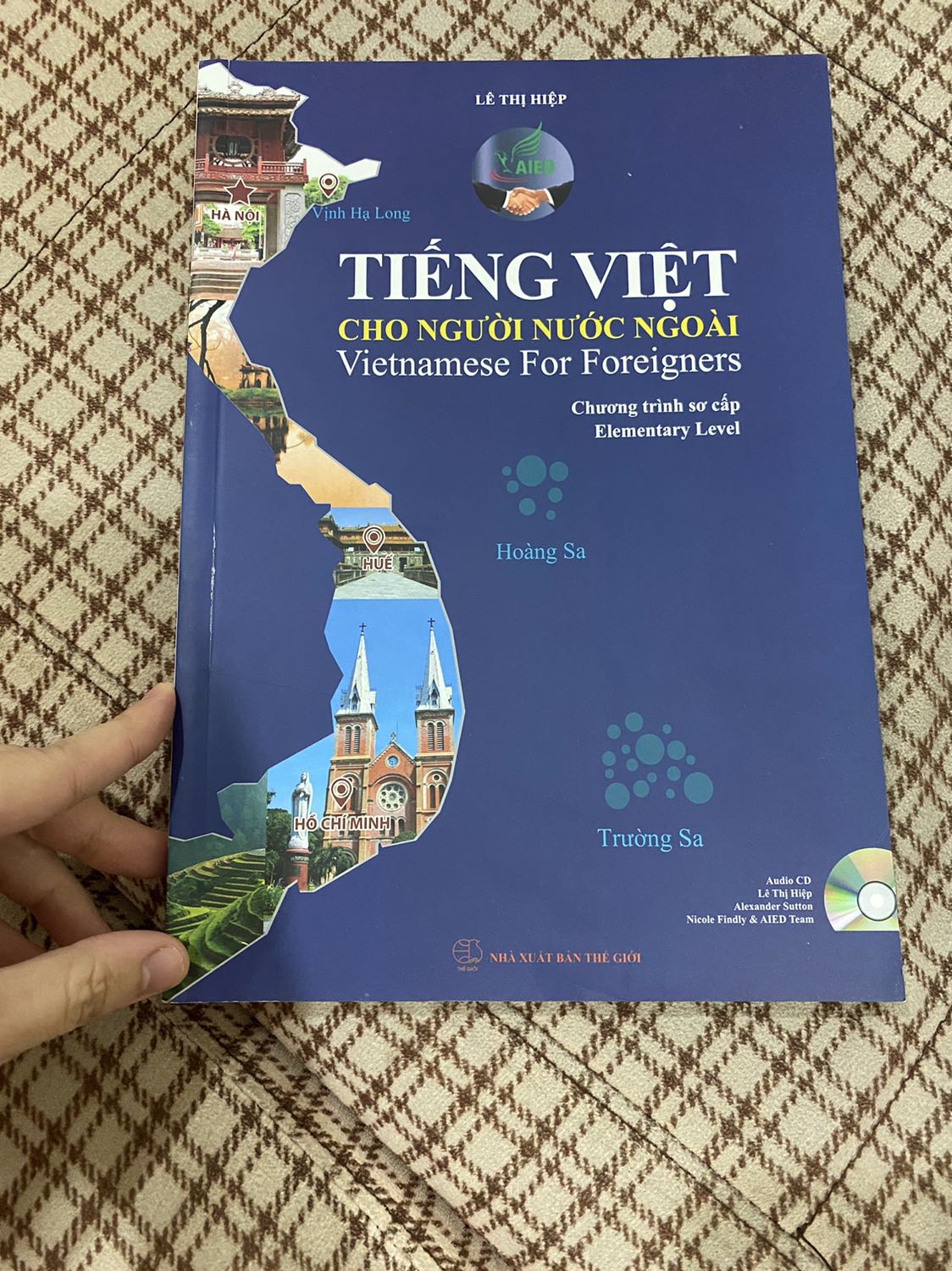 Sách đóng bọc khá cẩn thận. Mình chọn chế độ giao trong sáng mai nên giao khá nhanh. Tiền nào vải nấy giờ thì hiểu vì sao sách khá mắc vì chất lượng giấy đẹp, dày bóng có hình ảnh. Nội dung okiee phong phú mong là học sinh sẽ thích